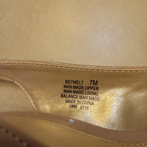 BANDOLINO Sling Back Peep Toe Dress Heels Shiny Patent Pumps Camel Tan-Beige 7 M - Picture 8 of 10